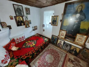 Цветна стаичка на Преподобна Стойна в Златолист – с ръчно тъкани покривки, икони и портрети на светицата, съхранила духа и смирението ѝ